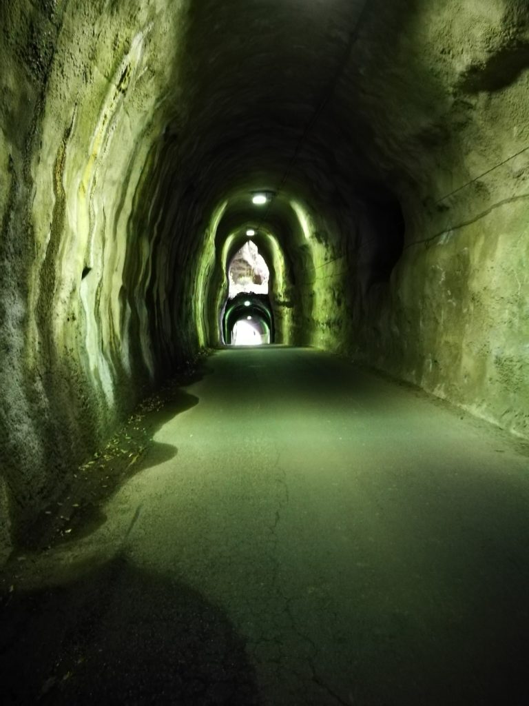 神秘なトンネル