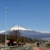 高速道路から富士山をみる