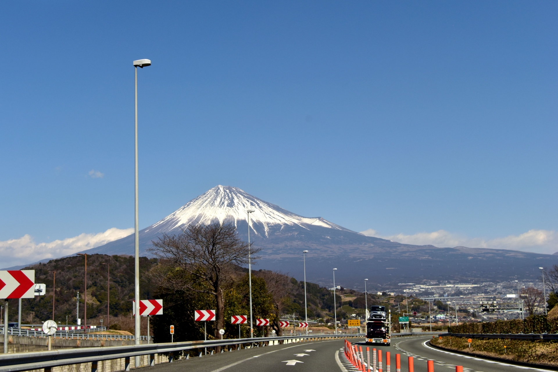 高速道路から富士山をみる