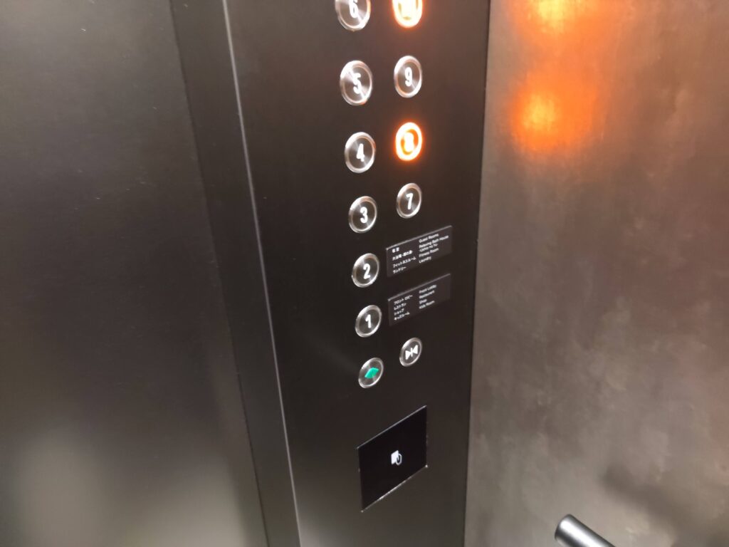 エレベーターの中