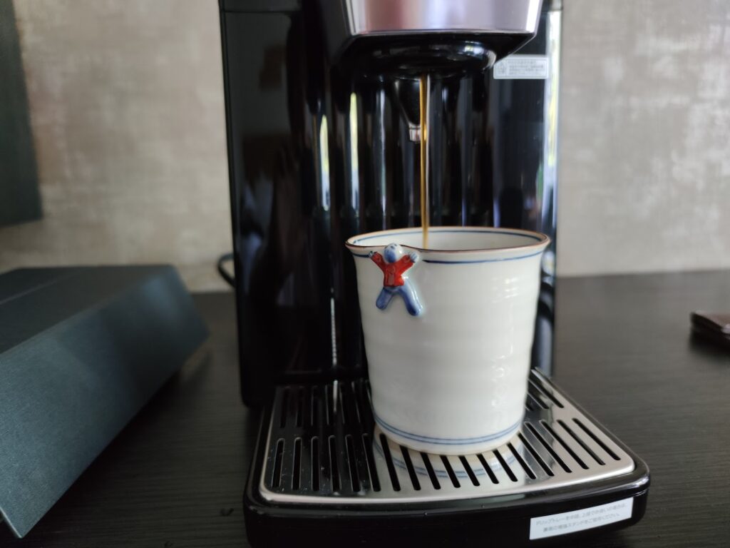 コーヒーマシーンとマグカップ