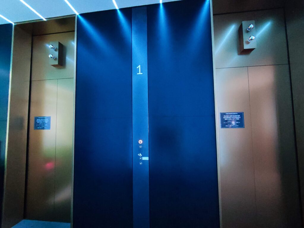 1階エレベーター前